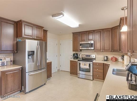 3rd image of 650 W 4th Ave