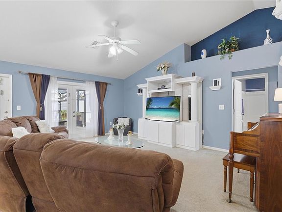 3rd image of 12117 Killian St