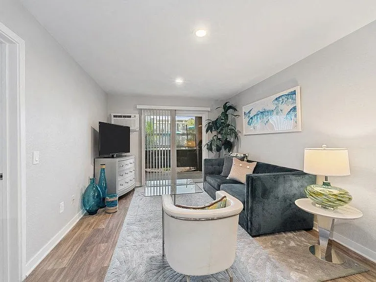 Pointe Luxe Apartment Homes — Photo 6