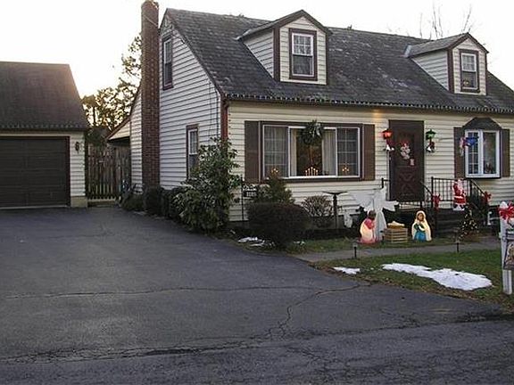 2nd image of 1125 Pike St