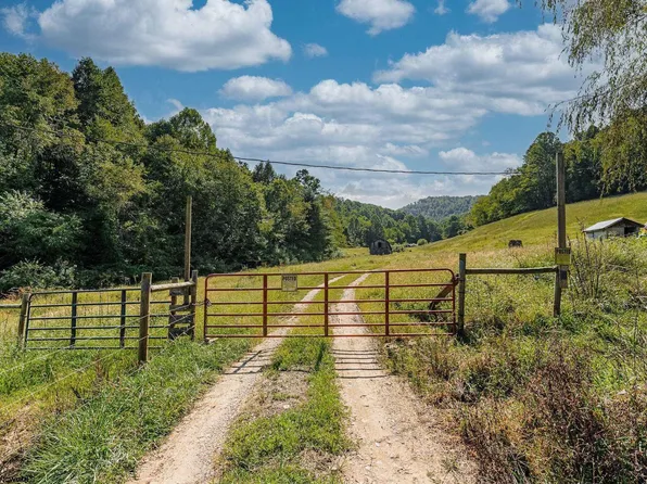 302 Hunters Cove Rd, Walkersville, WV 26447