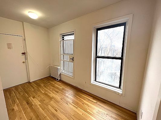 4th image of 310 E 6th St #25