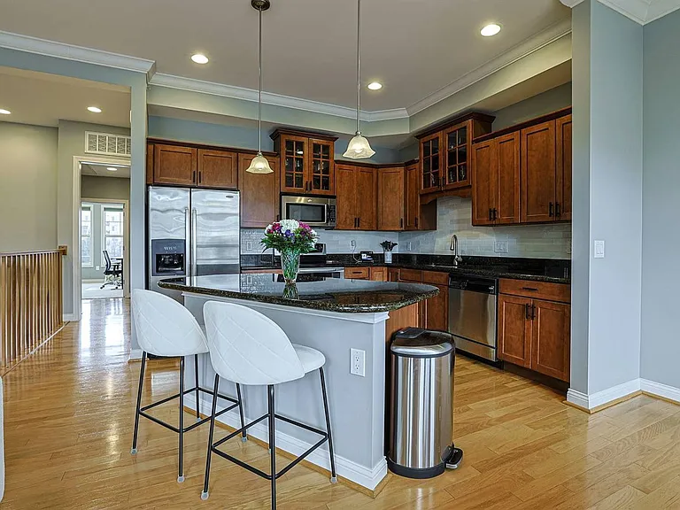215 Stetson St — Photo 12