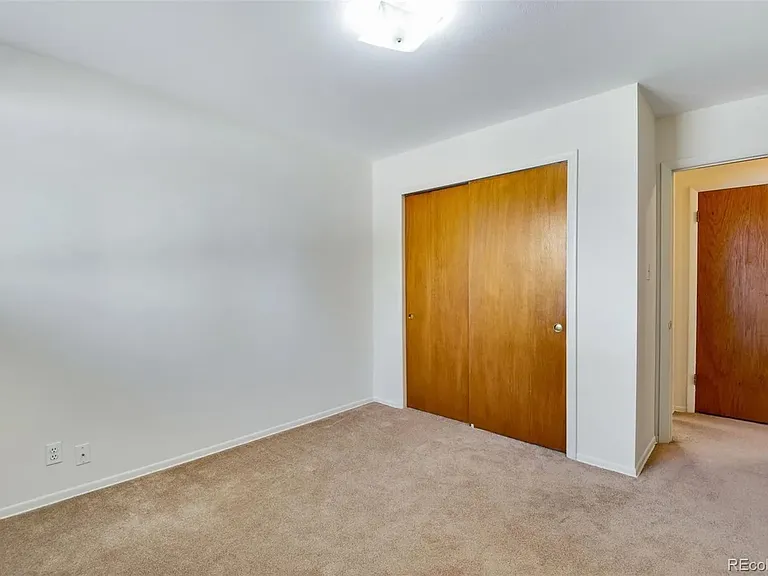 1628 S Locust St — Photo 14