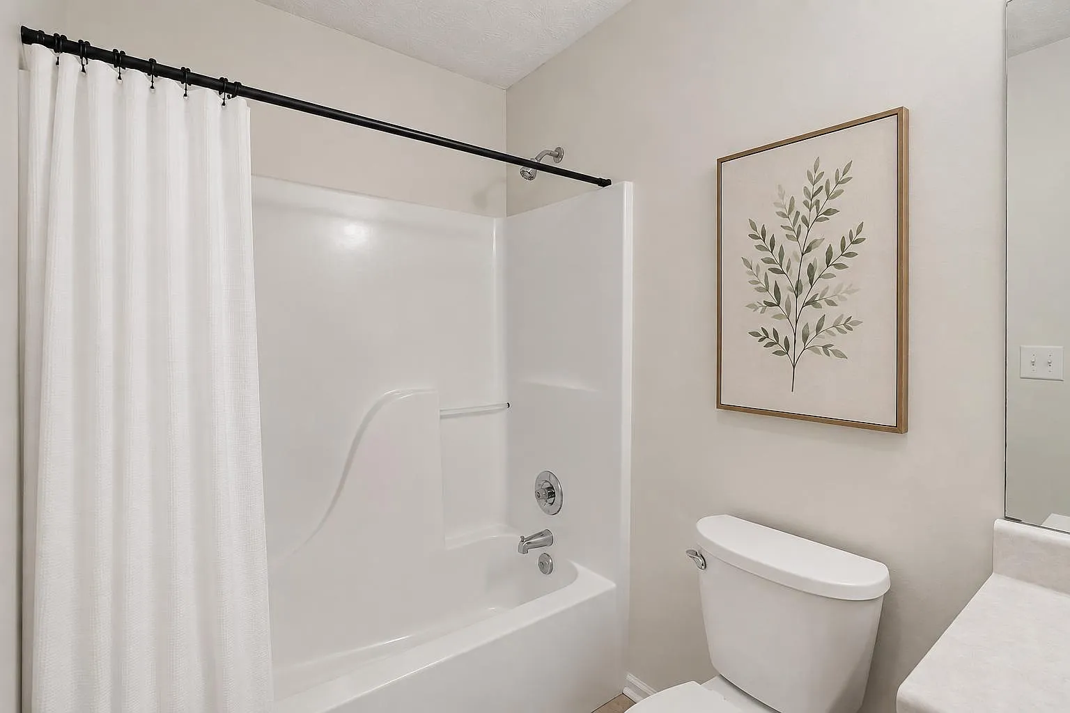 4 bed, 3.0 bath, 2200 sqft, $802 — Photo 2