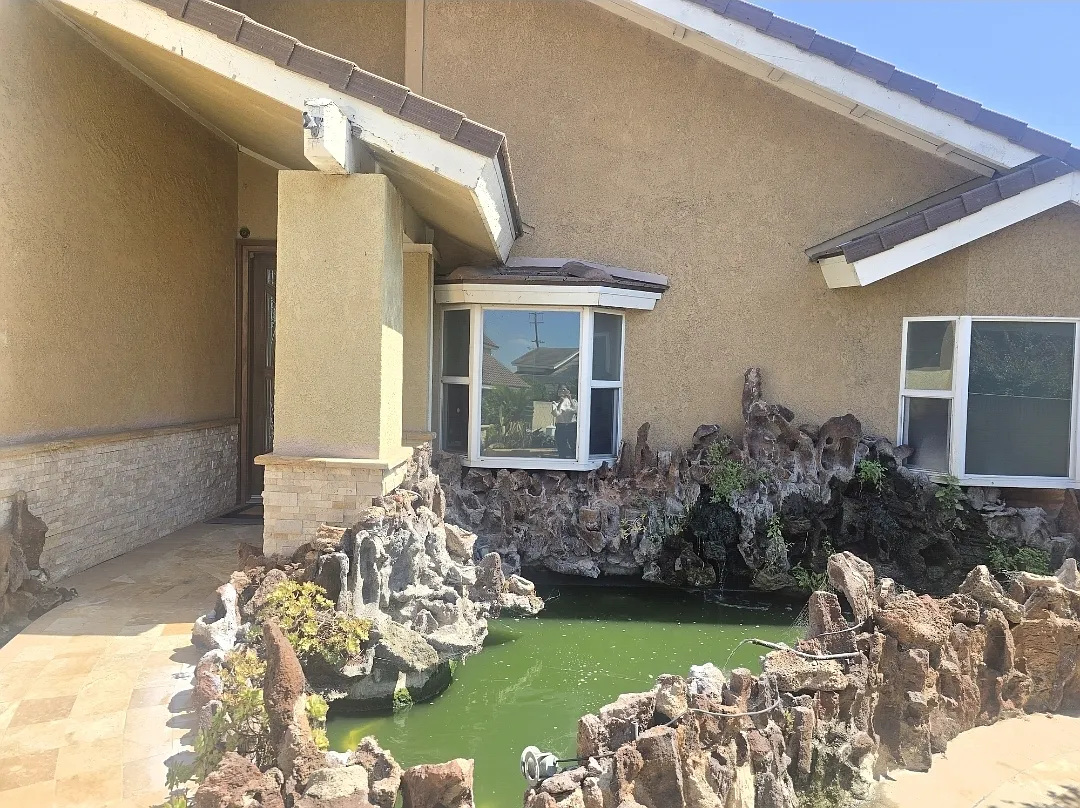 4 bed, 2.5 bath, 2454 sqft, $5,200 — Photo 2