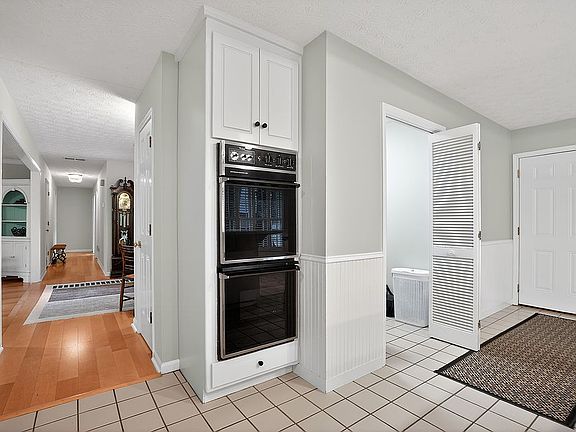5th image of 4958 Bridgeport Way