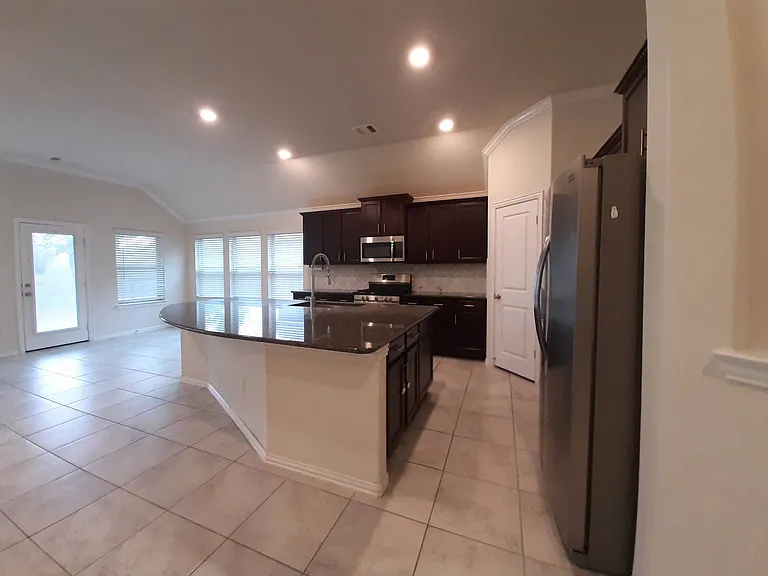 1514 Ancient Oak Ln — Photo 2