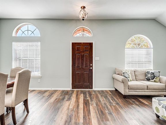 3rd image of 1709 Meadowview Dr