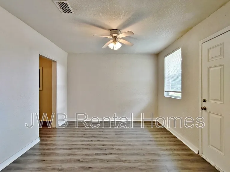 1040 Almeda St — Photo 3