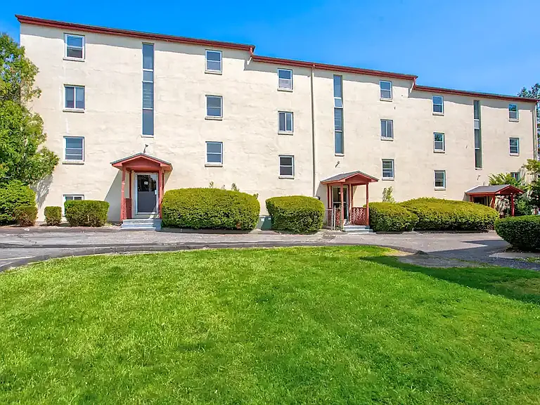 Hillcrest Apartments — Photo 17