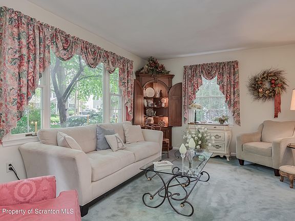 3rd image of 654 Meadowland Ave