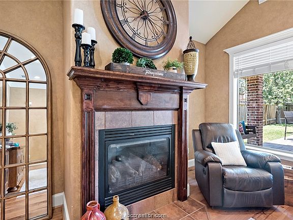 4th image of 2421 Newark Cir