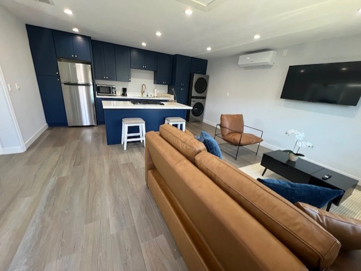 Fully furnished contemporary ADU — Photo 4