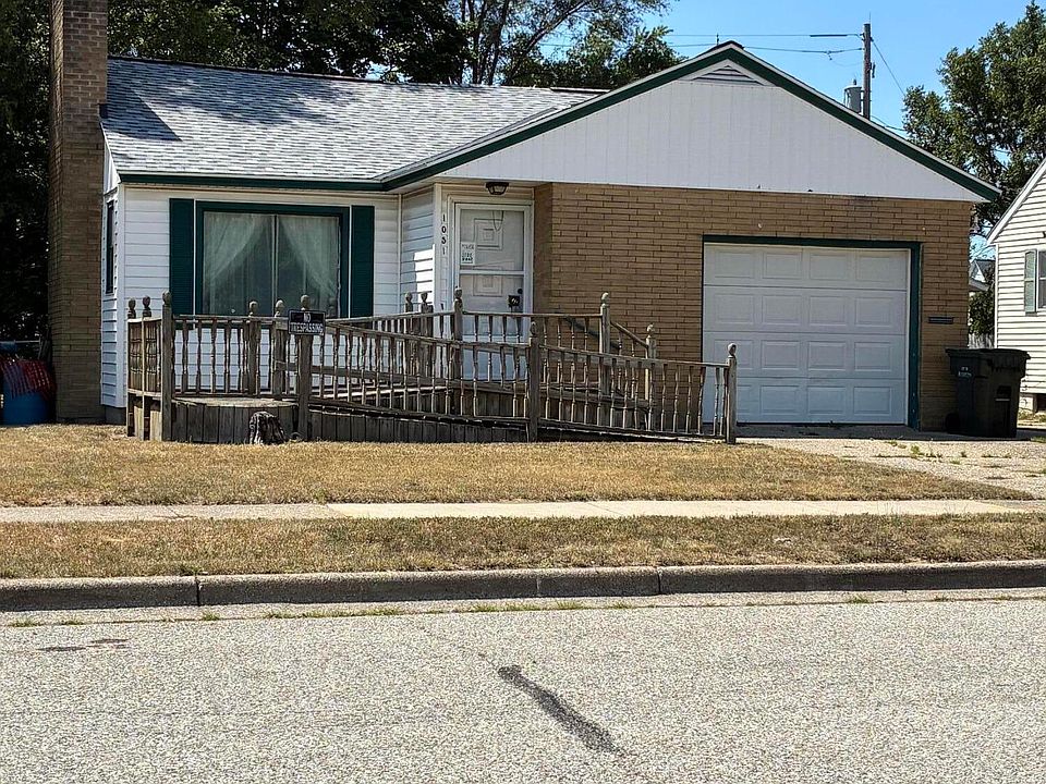 1st image of 1051 Roberts St