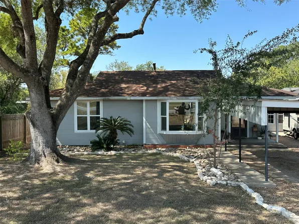 414 Ellinger Rd, La Grange, TX 78945