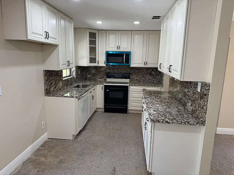 10715 N Dixon Ave — Photo 1