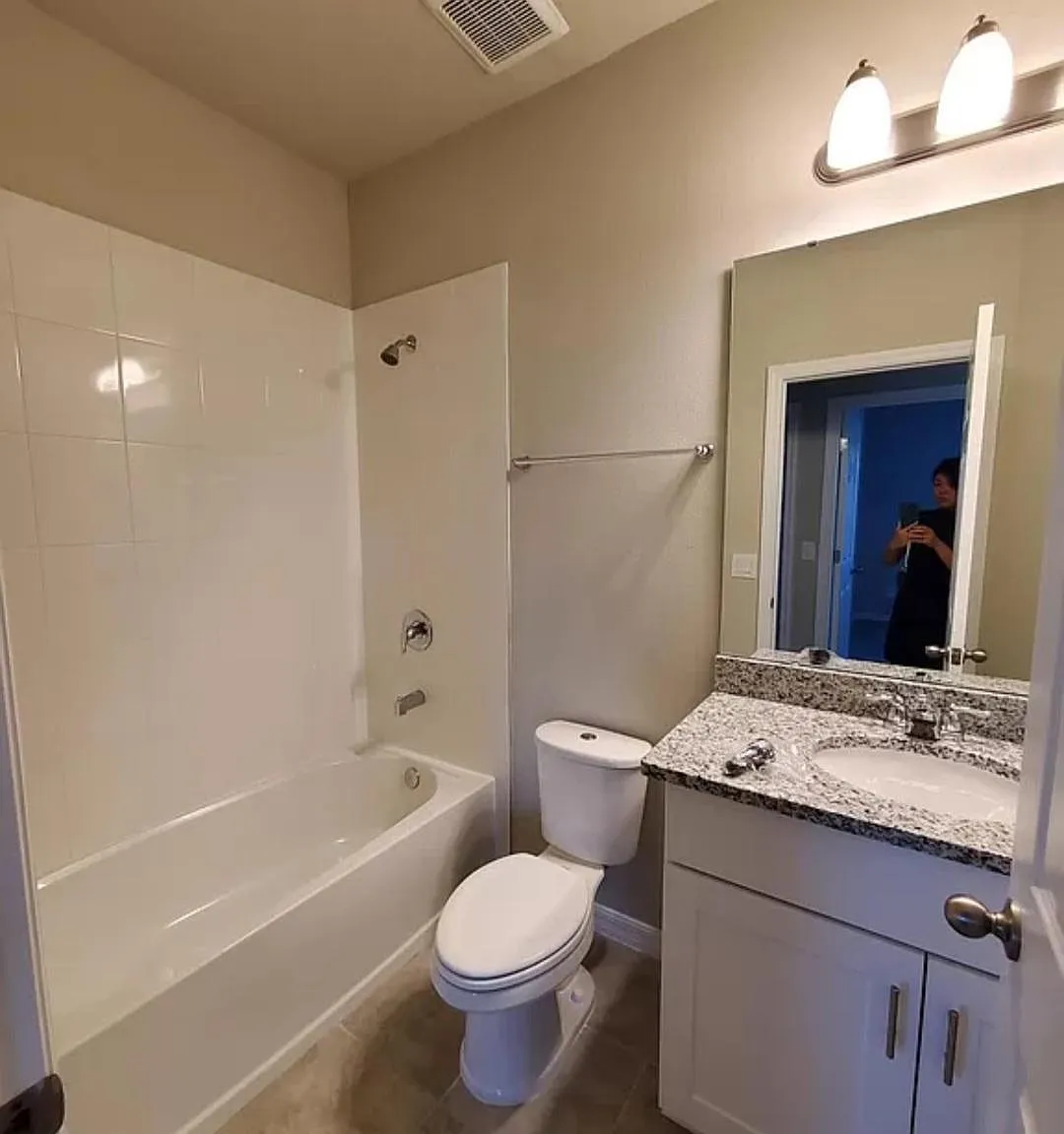 3 bed, 2.5 bath, 1801 sqft, $2,400 — Photo 2