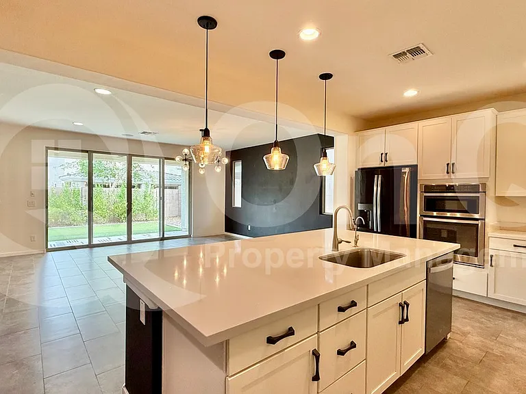 2906 E Russell St — Photo 4