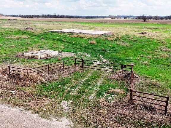 4th image of 220 County Road 3310