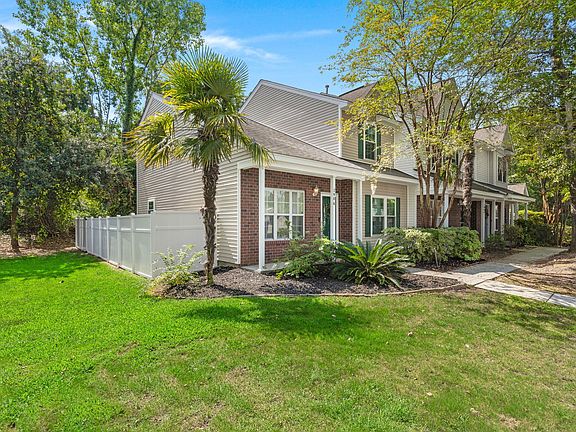 2nd image of 7906 Shadow Oak Dr