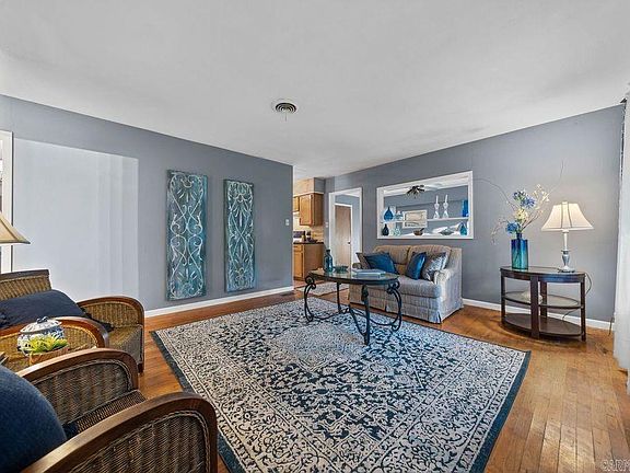 4th image of 105 Casalinda Cir