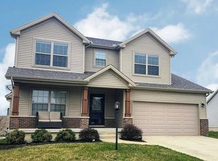 1616 Hunters Ridge Ct, Mahomet, IL 61853