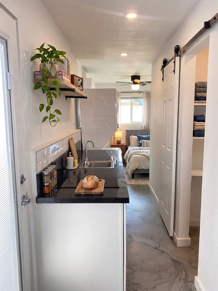 Studio, 250 sqft, $895 — Photo 4