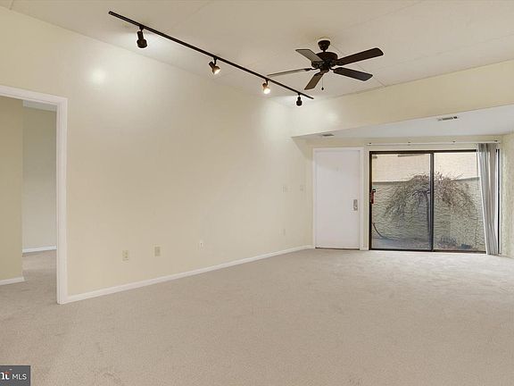 5th image of 1071 Lancaster Blvd