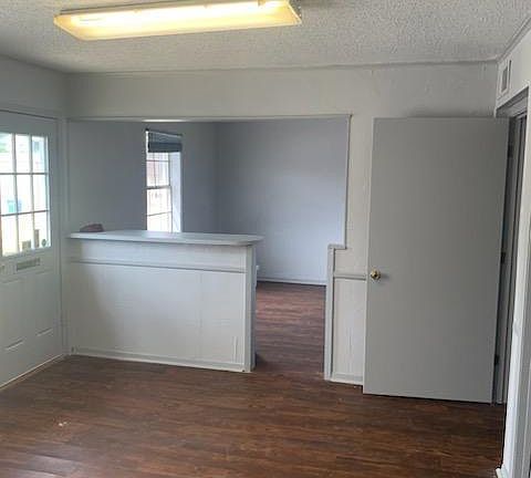 3rd image of 406 W Upshur Ave #406