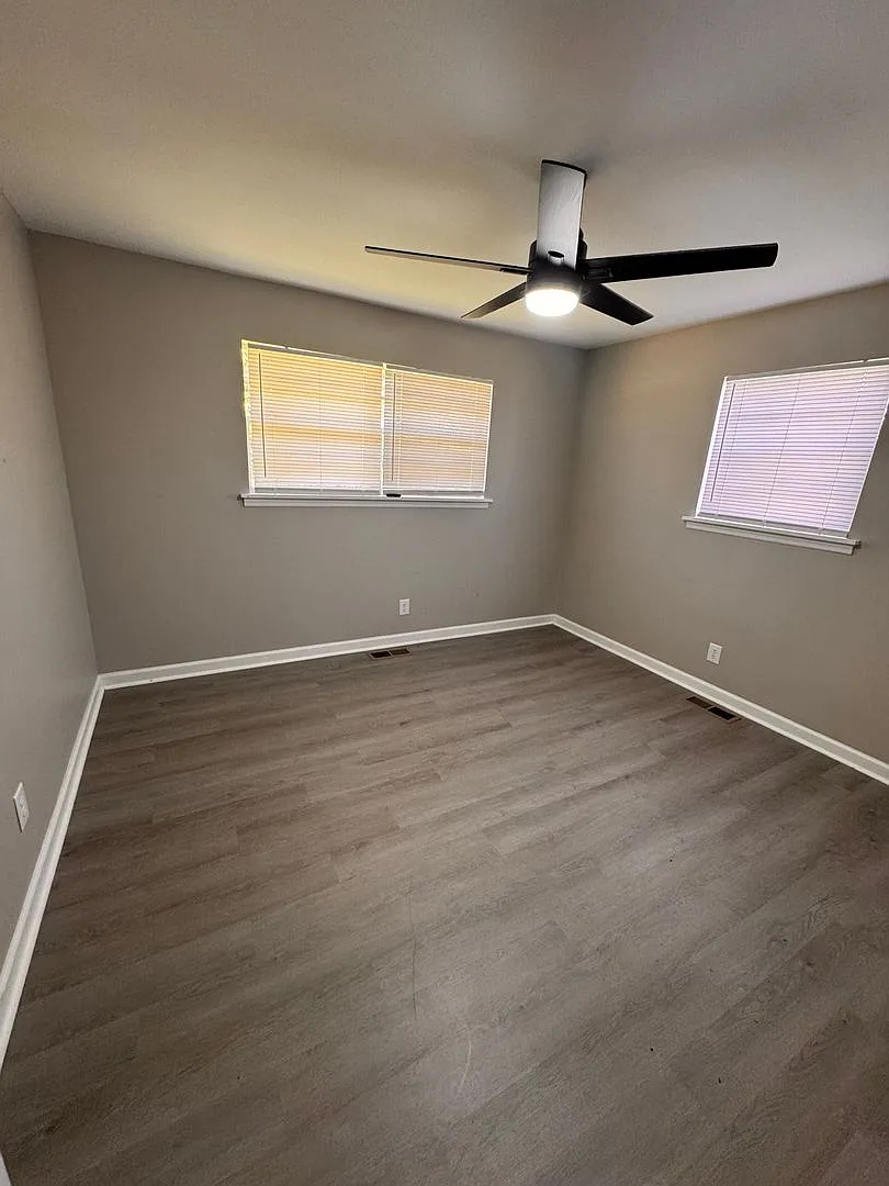 3 Bed 1.5 Bath Brick House With Bonus Room — Photo 4