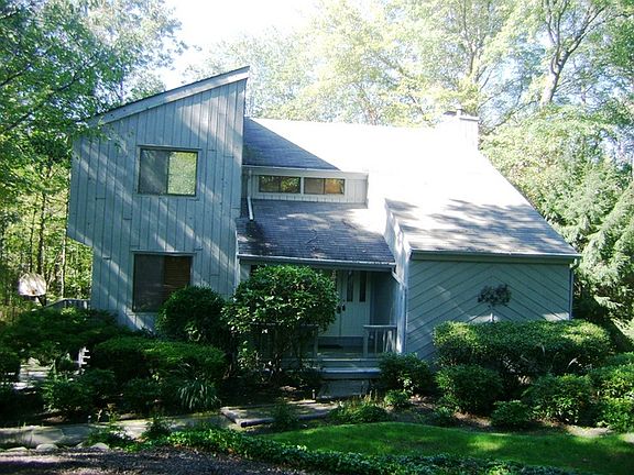 4th image of 8 Maple Moor Ln