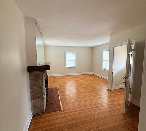 Entry/Living Room