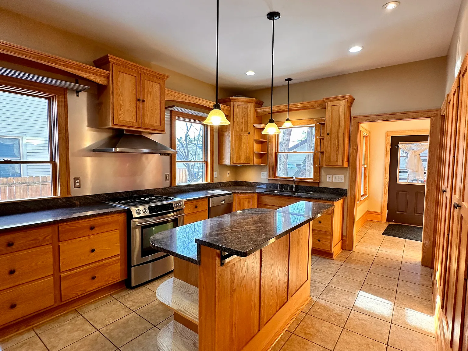 4 bed, 3.5 bath, 2200 sqft, $2,550 — Photo 2