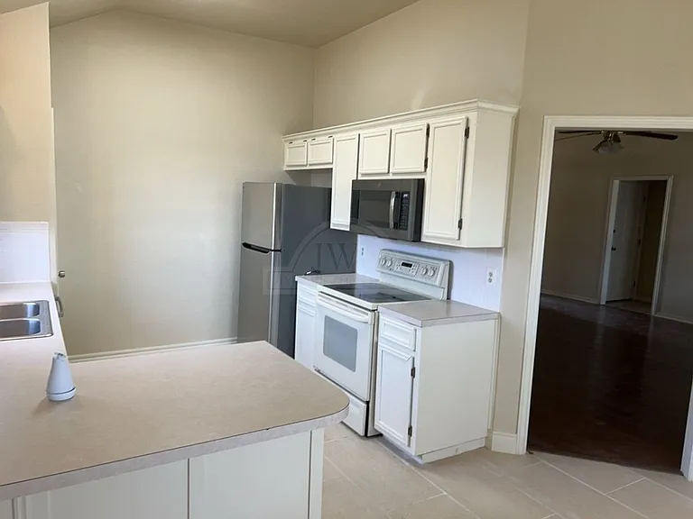 3906 Lone Oak Dr — Photo 7