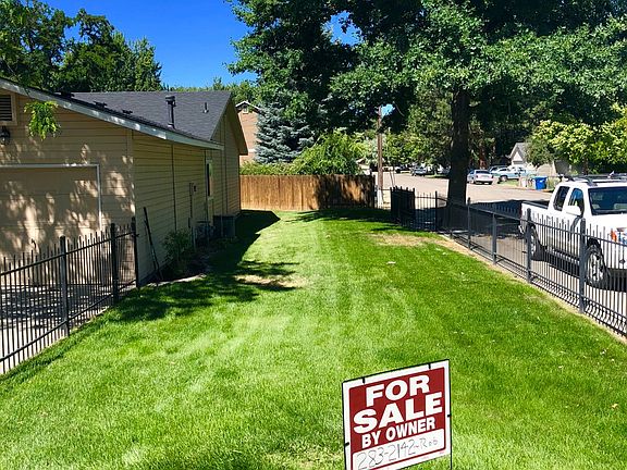 Huge fenced side yard