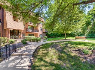 404 Melrose Ave APT 203, Glen Ellyn, IL 60137