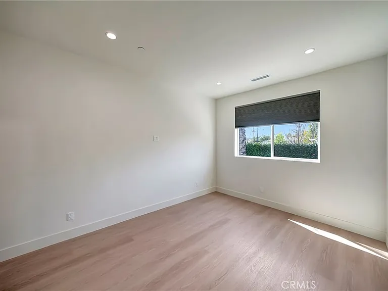 19145 Keswick St — Photo 34