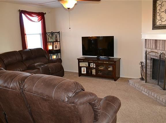 3rd image of 914 Ann Dr