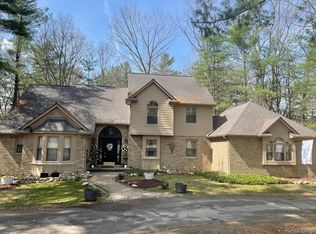 573 Nakomis Trl, Lake Orion, MI 48362