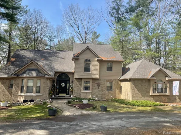 573 Nakomis Trl, Lake Orion, MI 48362