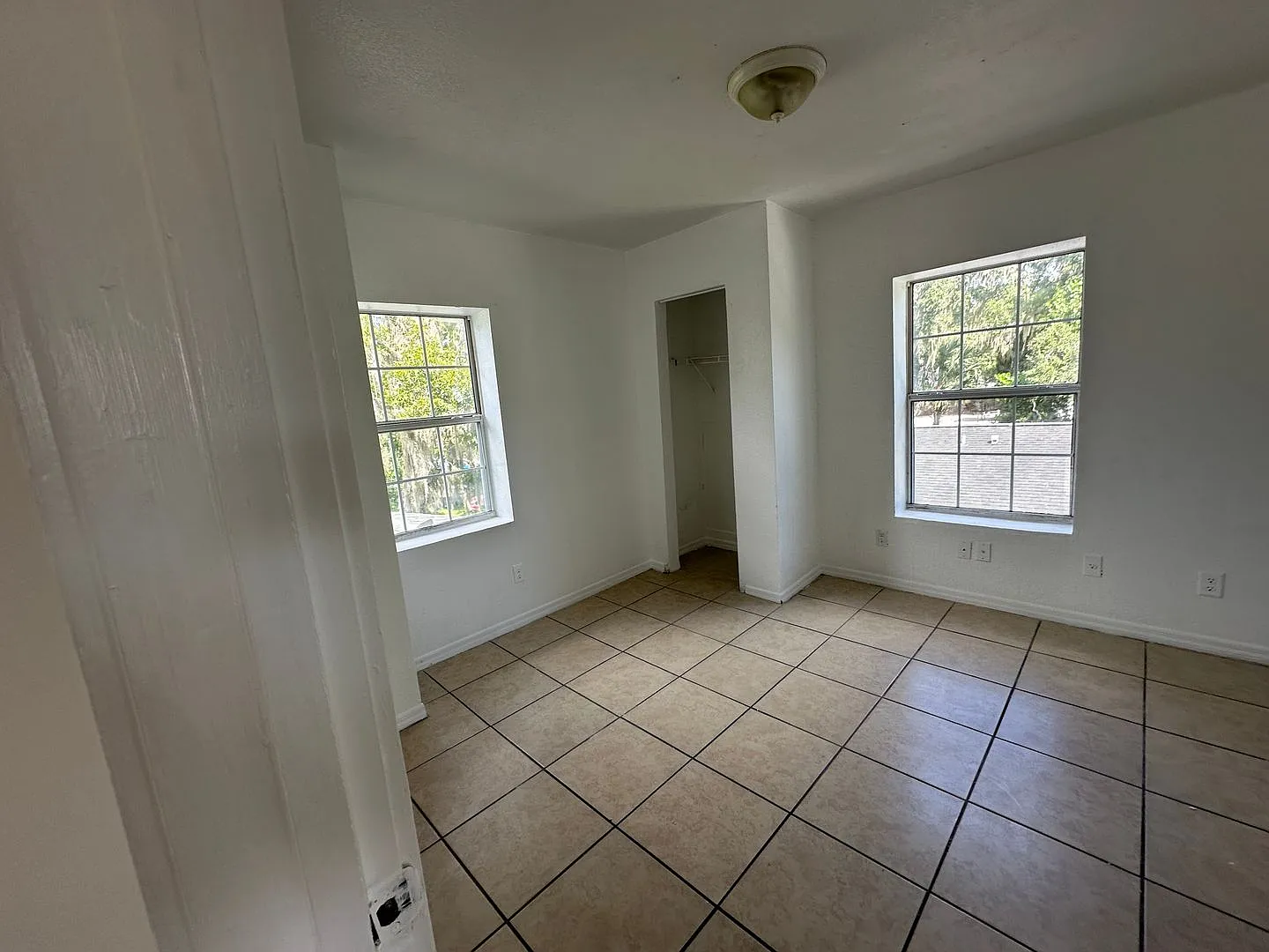6 Bedroom 2 Bathroom in Sanford — Photo 3