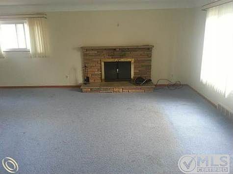 LIVING ROOM.jpg