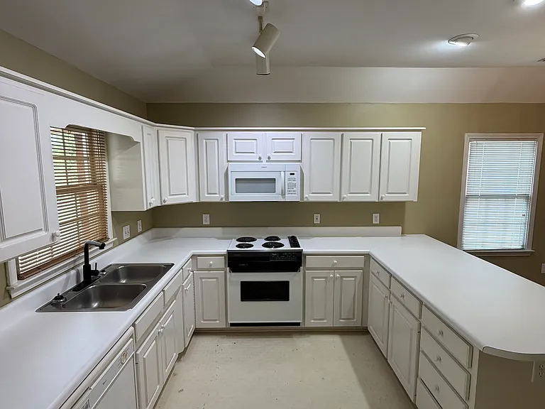 334 W Pointe Dr — Photo 6