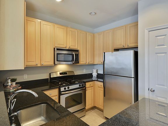 4th image of 2465 Army Navy Dr #1-304