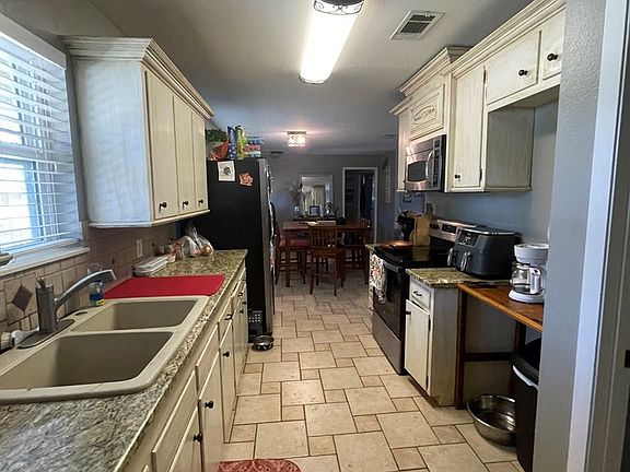 4th image of 122 Decoty St