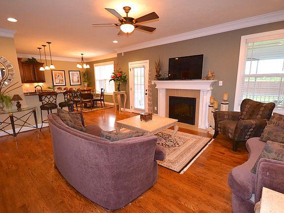 Great Room w/Hardwood