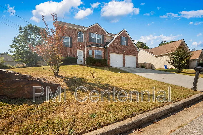 4 bed, 2.5 bath, 2216 sqft, $2,400 — Photo 4