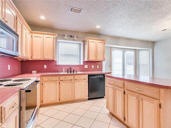 5th image of 1216 NE 25th St