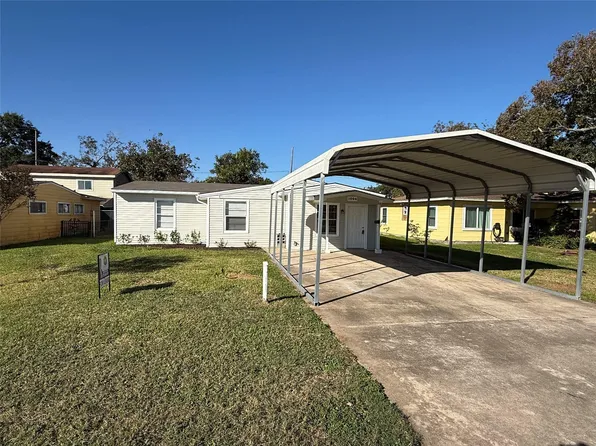 1004 S 2nd St, La Porte, TX 77571